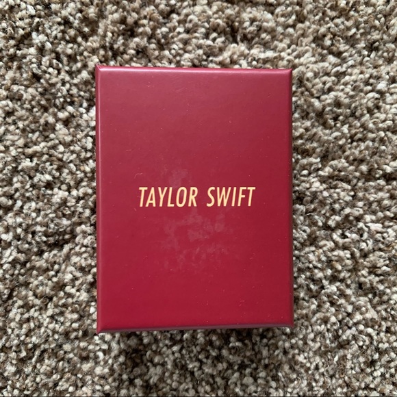 NEW Taylor Swift RED We’ll Run Necklace - Picture 3 of 9